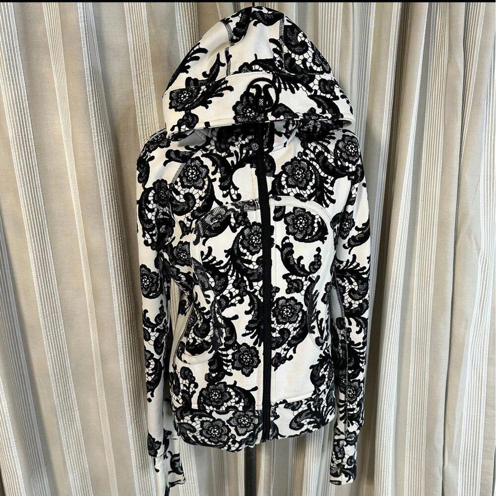 Lululemon Scuba Zip up jacket size 8 Black and White Floral